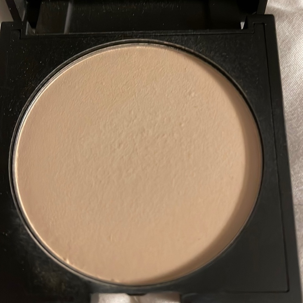 AMAZING COSMETICS Velvet Mineral Pressed Powder Foundation